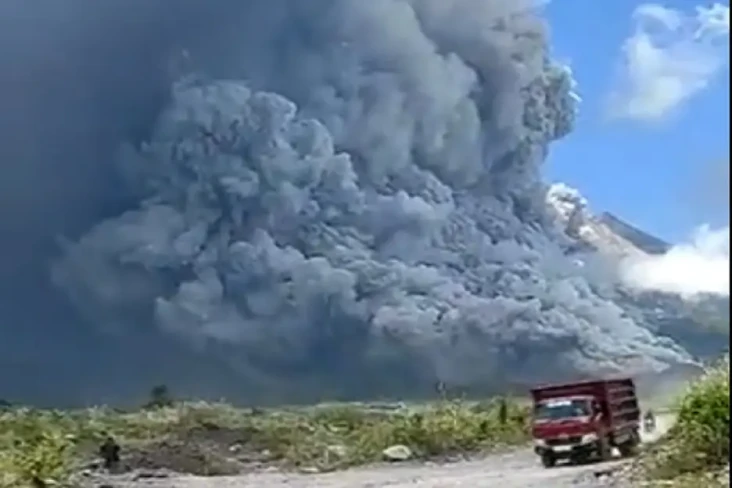 Gunung Merapi Erupsi,...