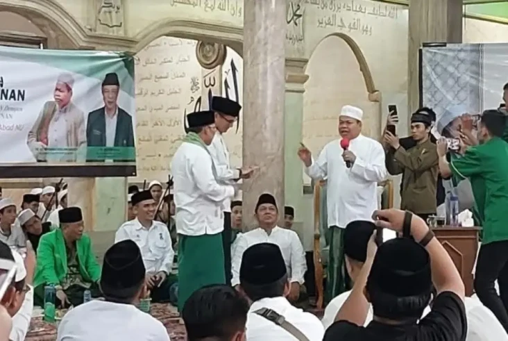 Momen Sandiaga Diberi...
