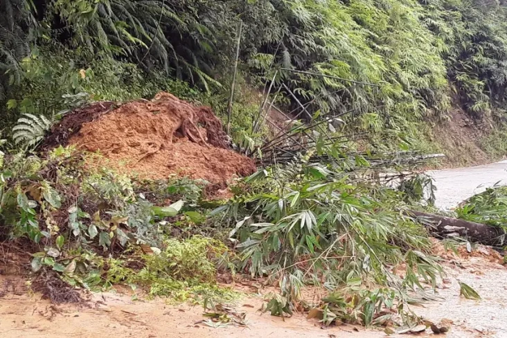 Longsor dan Banjir Terjang...