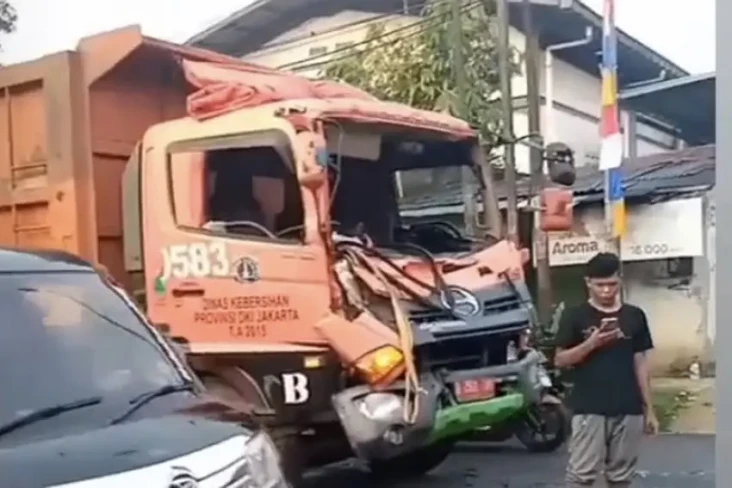 Rem Mendadak, Dua Truk...