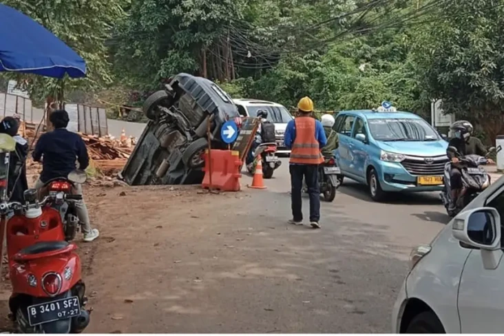 Mobil Nyungsep di Proyek...