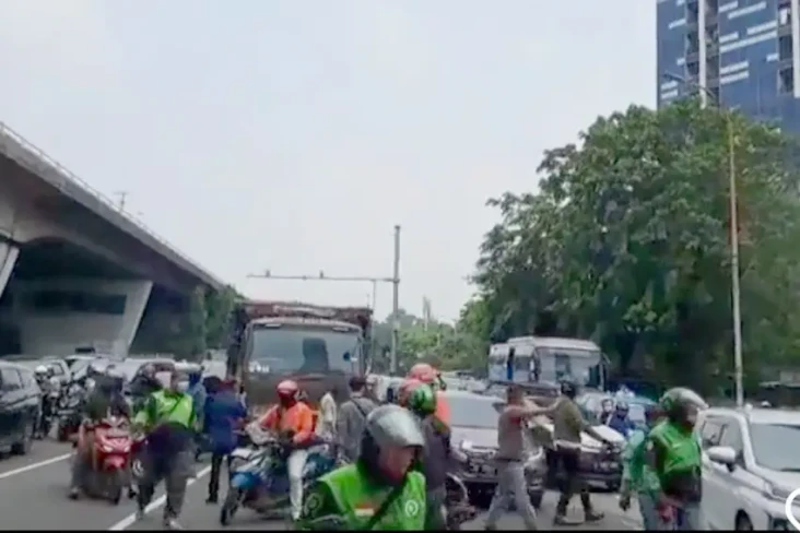 Akibat Rem Blong, Truk...