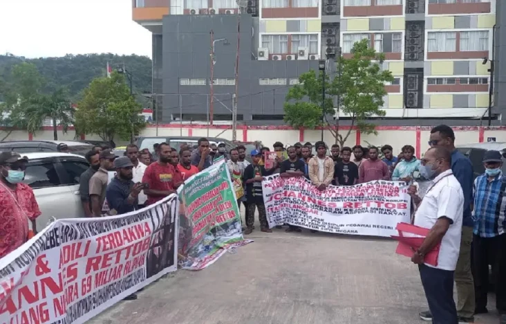 BEM Uncen Demo ke Pengadilan...