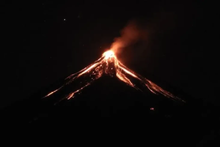 Gunung Karangetang Berstatus...