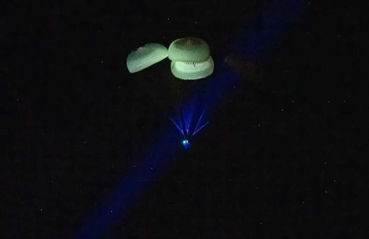 Kapsul SpaceX Dragon...