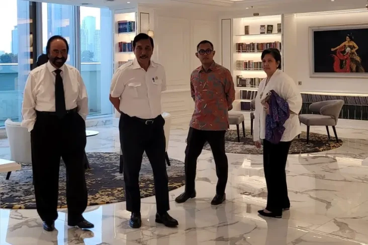 Luhut Pandjaitan Makan...