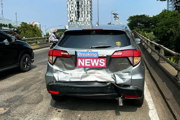 Mobil Dinas TNI Tabrak...