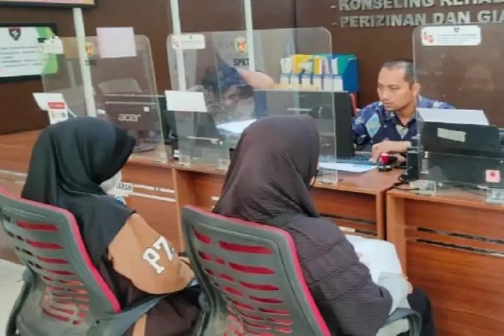 Di Bawah Ancaman, Gadis...