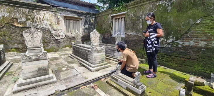 Indonesia Graveyard,...