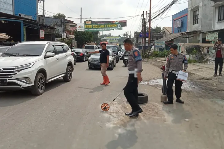 Gagal Nyalip Truk, Pemotor...