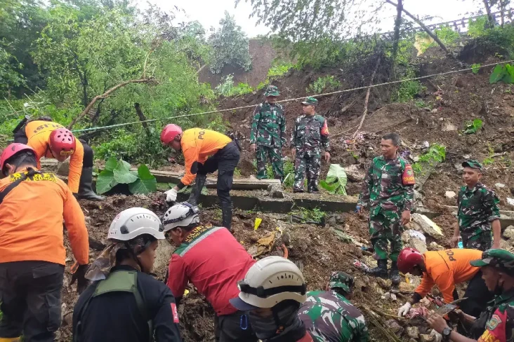 Penampakan Tebing Jalur...