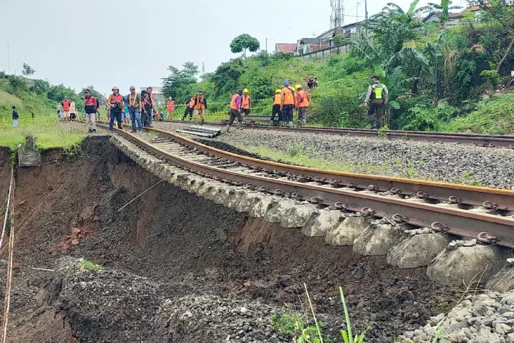 Kondisi Rel Kereta Api...