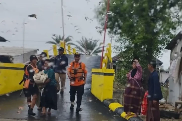 Kapal Nelayan Terbalik...