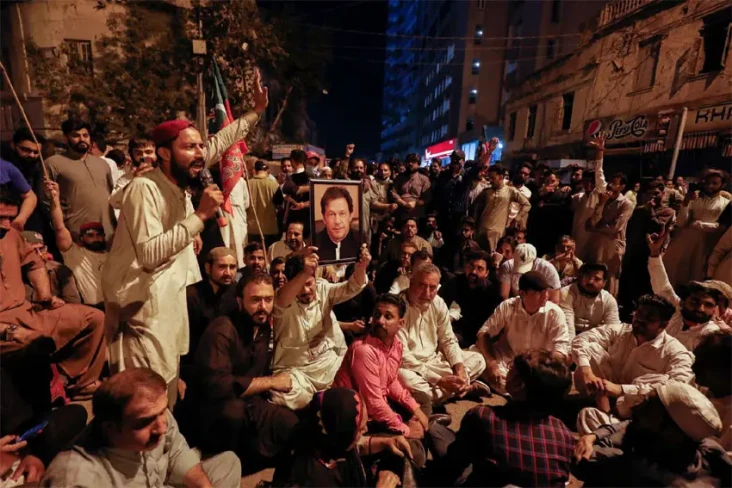 Polisi Pakistan Bentrok...