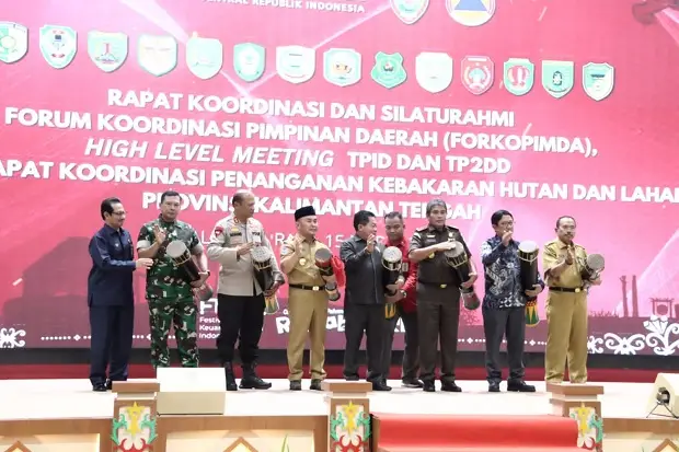 Gubernur Kalteng Pimpin...