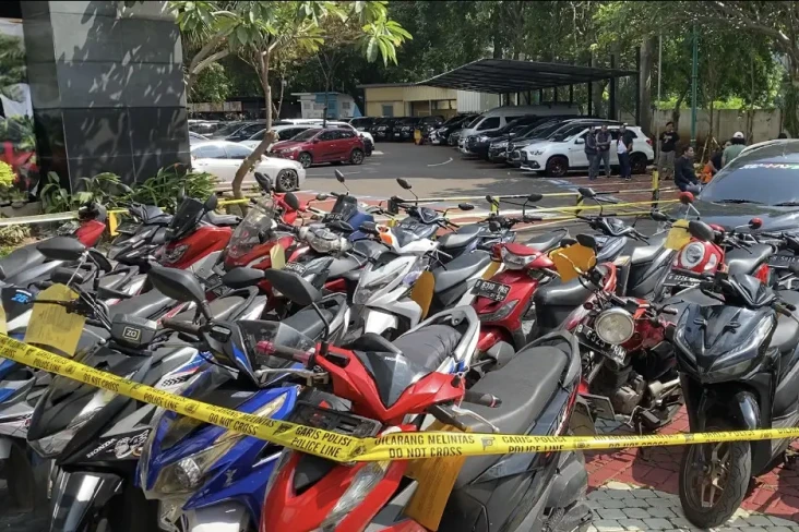 Polda Metro Jaya Pajang...