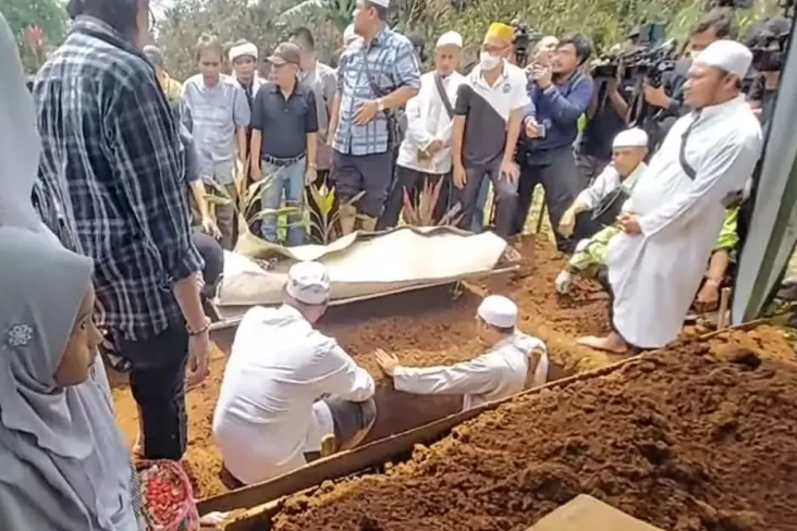 Pemakaman Nani Wijaya...