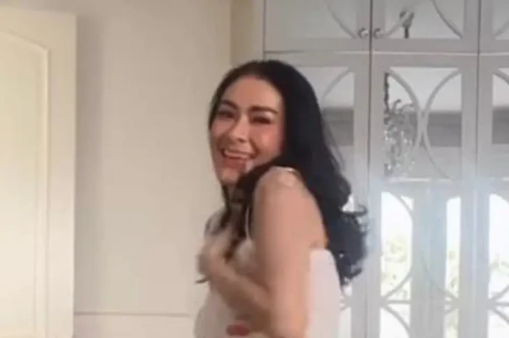 Iis Dahlia Bergoyang...