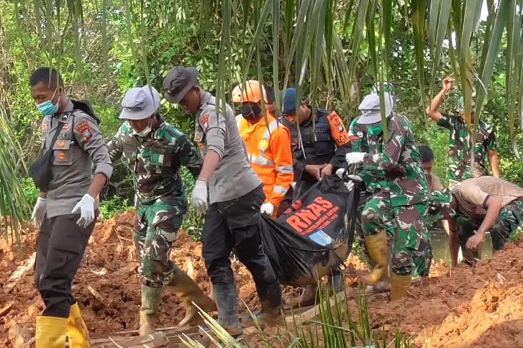 Korban Longsor Pulau...