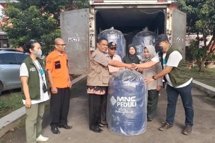 MNC Peduli Serahkan...