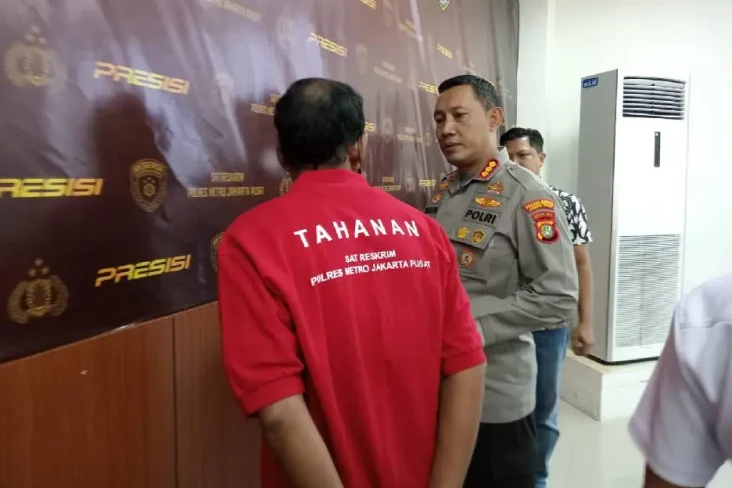 Preman Penusuk Tukang...