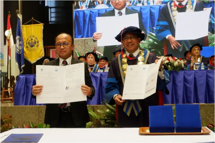 Wisudawan Universitas...
