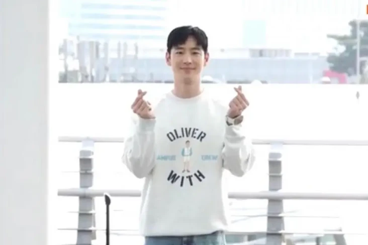 Lee Je Hoon Terbang...