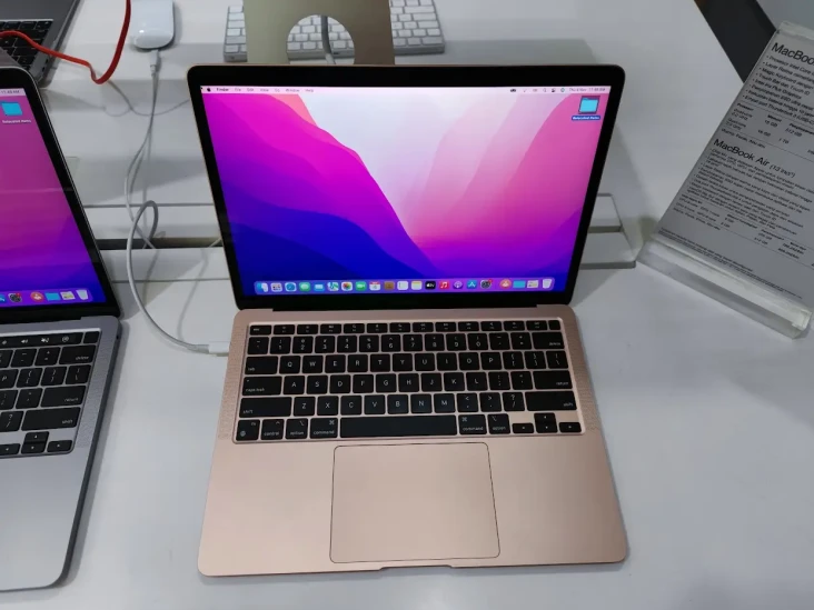 Perbedaan MacBook iBox...