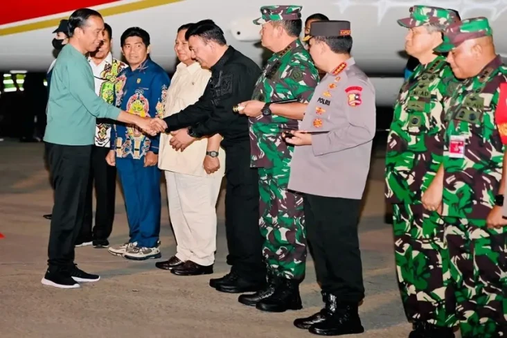 Jokowi Tiba di Bandara...