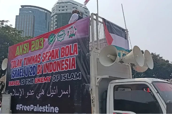 Massa Demo Tolak Kedatangan...