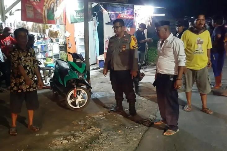 Beli Air Minum di Warung,...