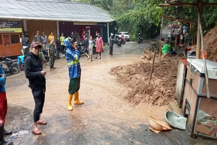 Kakak Beradik Tewas...