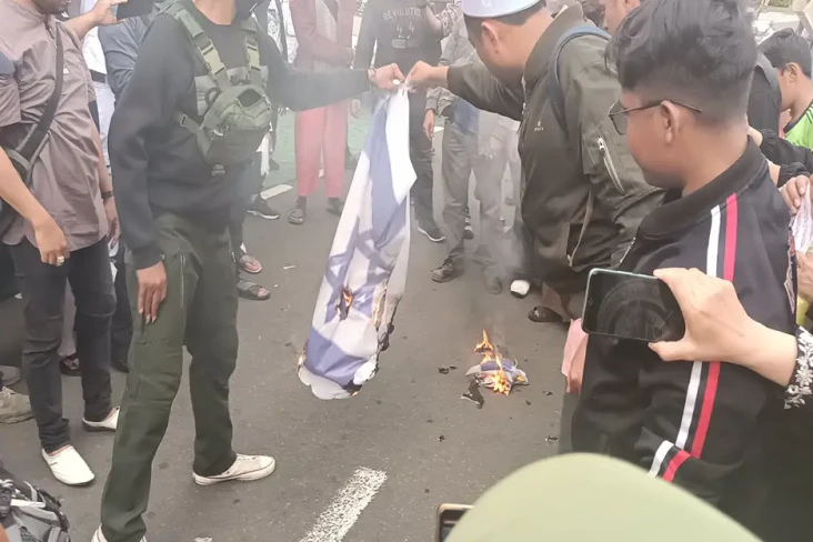 Massa Aksi di Patung...