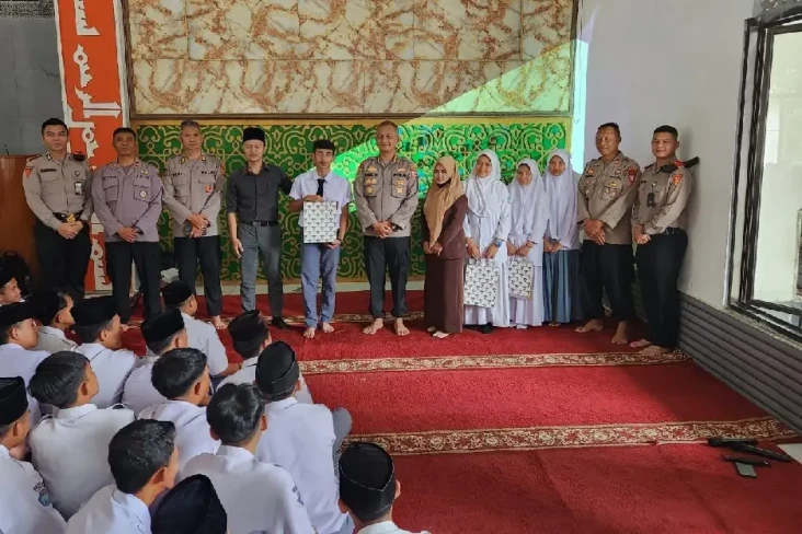 Mahasiswa Sekolah Tinggi...