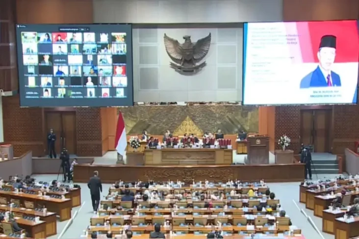 Diwarnai Walkout Fraksi...