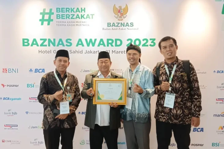 Terima Baznas Award...
