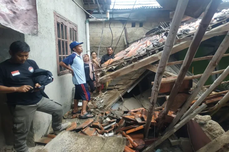 1 Rumah di Depok Roboh...