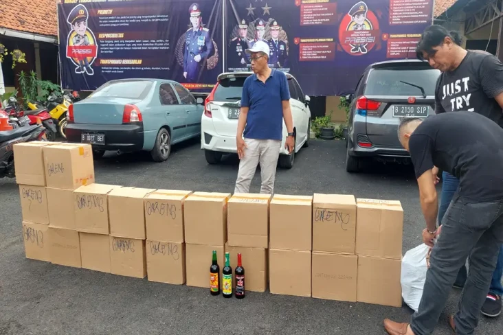 Polisi Gerebek 4 Toko...