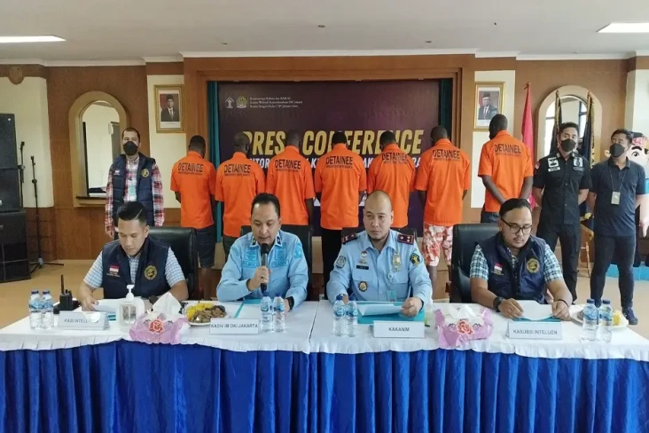 Langgar Aturan Imigrasi,...