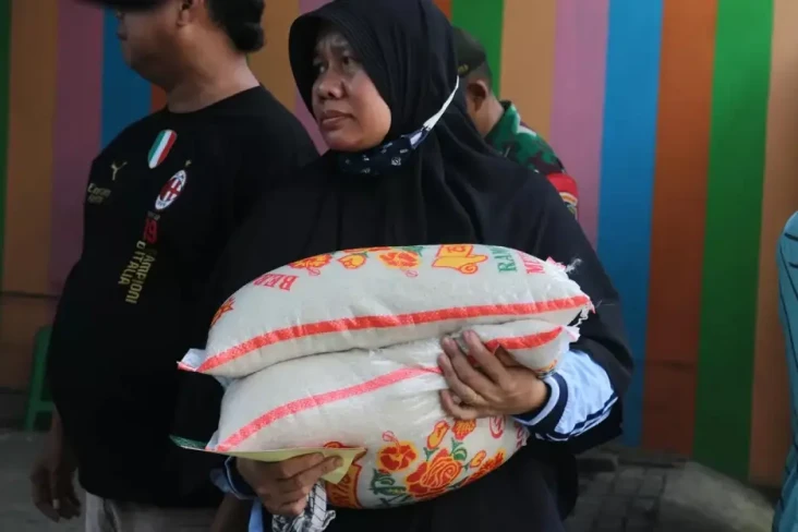 Bansos Pangan Disalurkan...