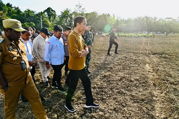 Jokowi di Papua, Kick...