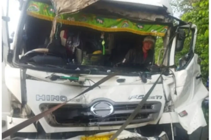 Pecah Ban, Dua Truk...