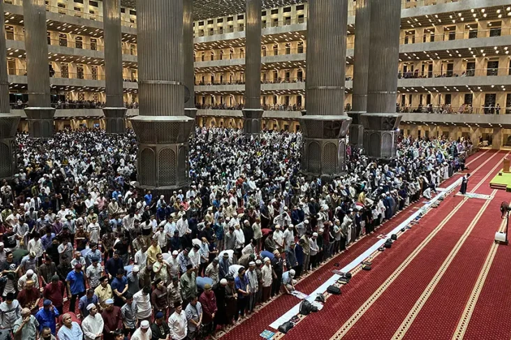 Salat Tarawih Malam...