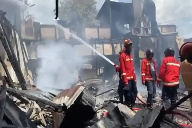 8 Ruko di Sintang Luluh...