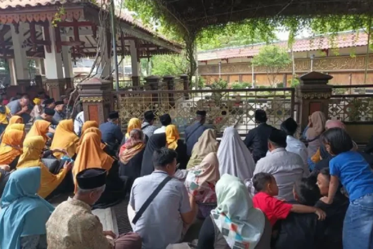 Jelang Ramadan, Makam...