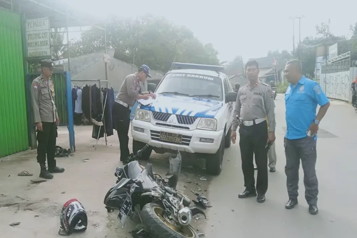 Dihantam Truk, 2 Pemotor...