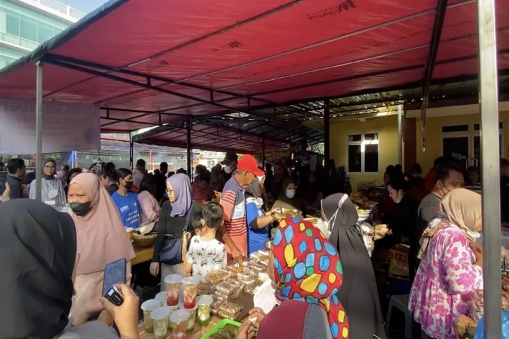 Jelang Buka Puasa Pertama...
