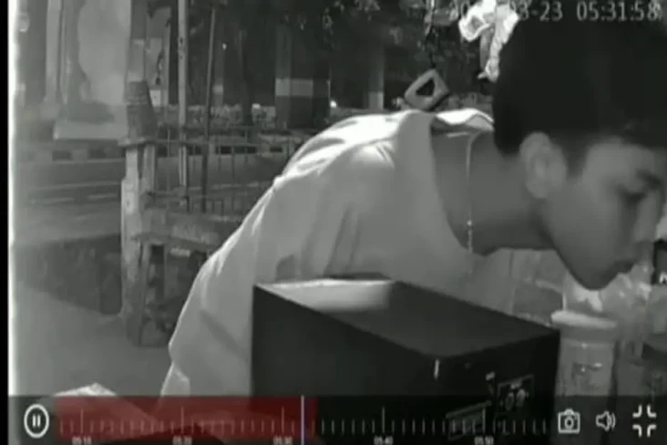 Terekam CCTV, Pemuda...