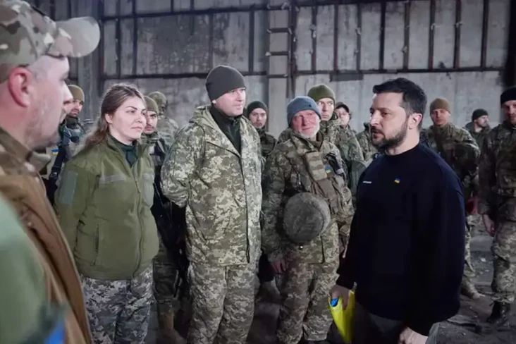 Zelensky Kunjungi Garis...