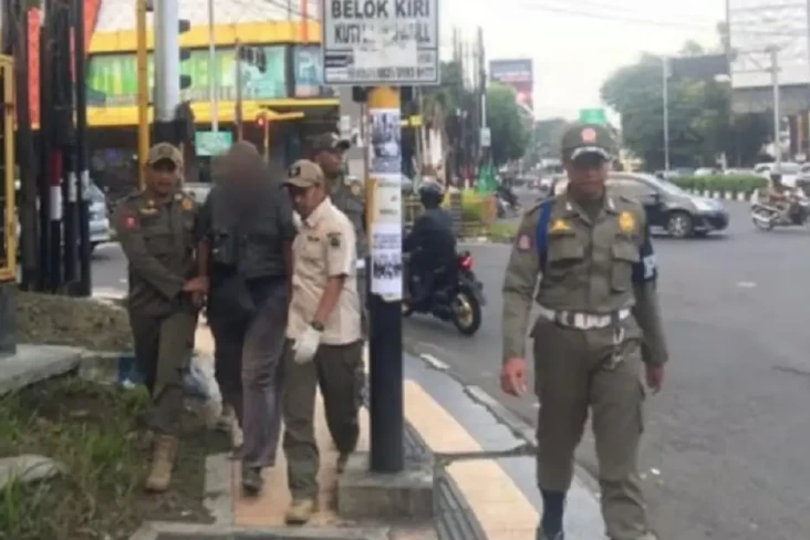 Sok Jagoan, Pengamen...